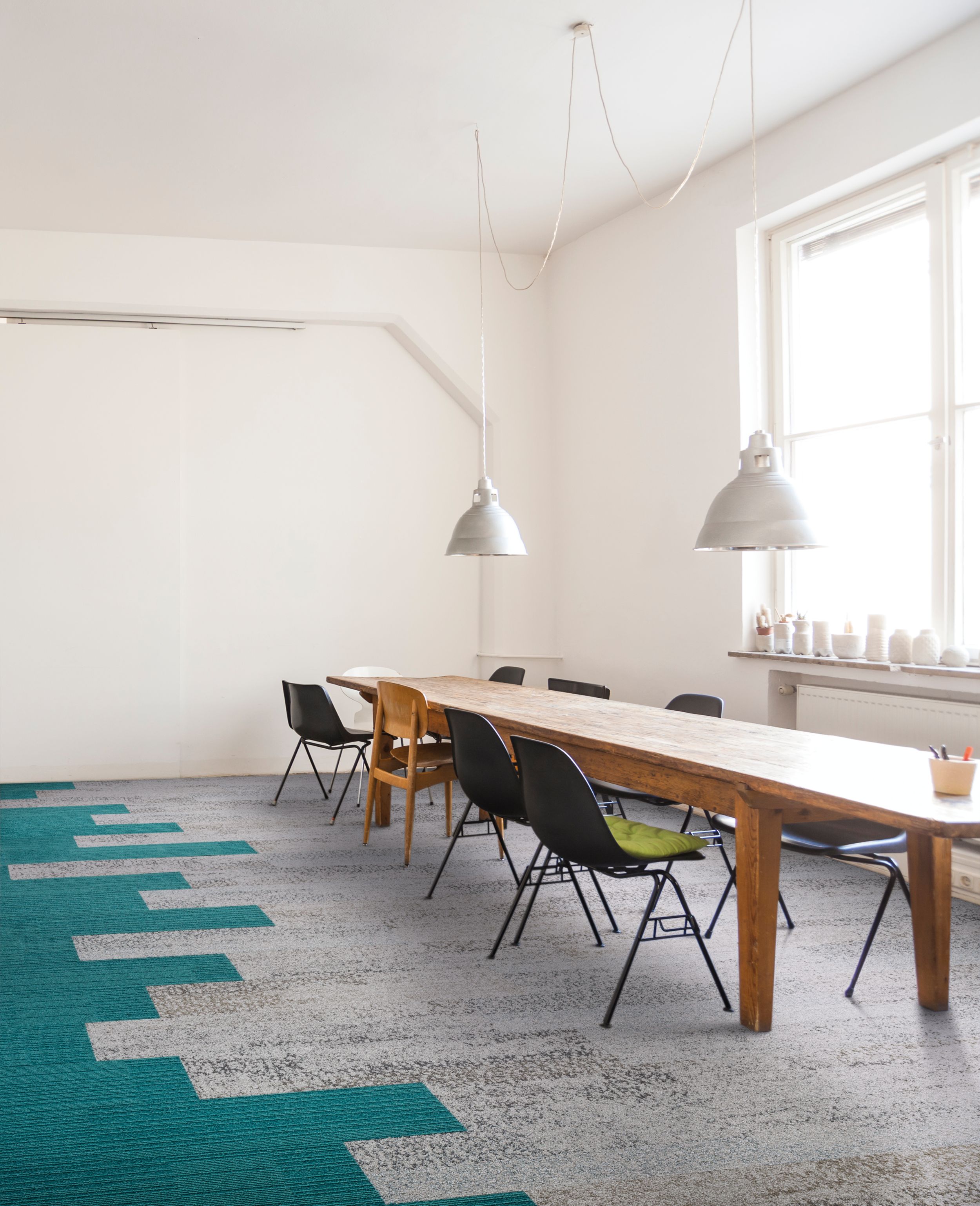 Interface Nature's Course and On Line plank carpet tile in meeting area with long wooden table numéro d’image 4